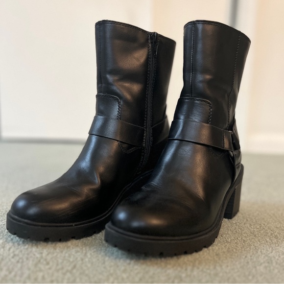 UNIVERSAL THREAD WOMEN’S BLACK CHUNKY HEEL BOOTS WITH INSIDE ZIPPER FAUX LEATHER - Picture 2 of 6